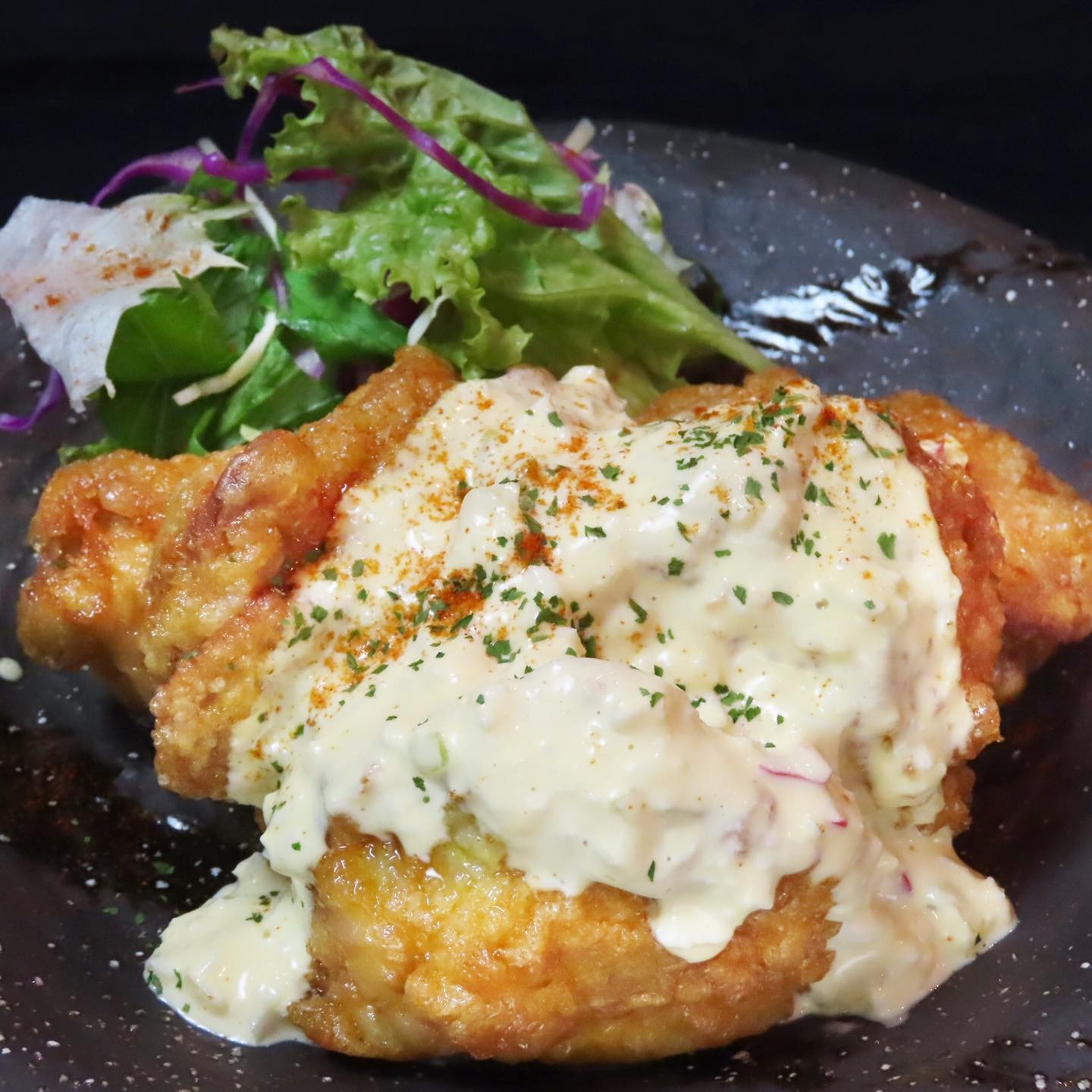 当店自慢のチキン南蛮です♪宮崎を代表する料理で知られるチキン南蛮ですが、こだわるととても手のかかる料理なのです。当店では甘酢とタルタルソースを一から手作りしております。是非一度ご賞味くださいね♪