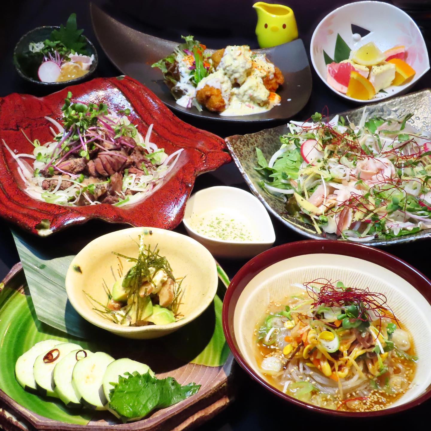 【夏限定・とりえもん創作コーススタート】今年の夏は「とりえもん」で宮崎地鶏と夏の味覚を味わい尽くしませんか？───────────────【とりえもん夏の創作コース】・鶏ささみの自家製酢味噌和え・鶏ムネの最強薬味カルパッチョ・スタミナ鶏もつミックス炭火焼き・チキン南蛮 夏のタルタル・いぶりがっことアボカドチーズ和え・茄子の大葉漬け・日向夏冷麺・夏のフルーツとチーズケーキ＼2時間飲み放題付きで 1名様 5,000円（税込）／（※前日までのご予約をお願いします）───────────────レモンヨーグルト風味のチキン南蛮や、爽やか日向夏冷麺など「夏向きにさっぱりしたお料理」をご用意しました🐓お友達同士での集まりや、お盆帰省・観光のお食事にもぜひ。ご予約はネット予約・お電話でお気軽に#宮崎グルメ #宮崎居酒屋 #とりえもん #夏限定 #鶏料理 #宮崎地鶏 #夏コース #飲み放題付きコース #宮崎観光グルメ #炭火焼き