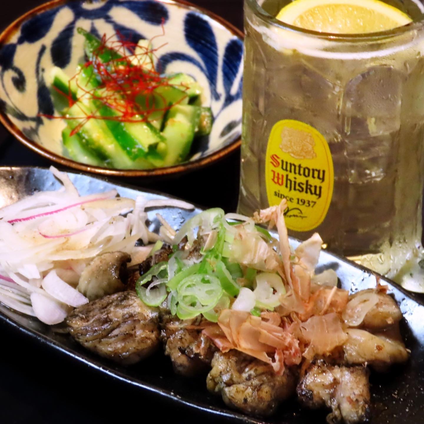 【新登場！とりえもん立ち飲み限定千円セット】宮崎地鶏郷土料理個室居酒屋「とりえもん」1階立ち飲み専用で、鶏とろ炭火焼きうま塩きゅうりドリンク1杯ぜ〜んぶセットで1,000円ポッキリ（税込1,100円）始めました！観光で宮崎名物をちょっと楽しみたい方や、仕事帰りのサク飲みにもぴったり。地鶏料理×立ち飲み＝最高のコスパをぜひ体験してください宮崎駅からアクセス良好！気軽に寄れる立ち飲み居酒屋で宮崎グルメを堪能しませんか？#宮崎グルメ #宮崎居酒屋 #立ち飲み #宮崎地鶏 #千円セット #宮崎観光 #サク飲み #地鶏炭火焼き #とりえもん